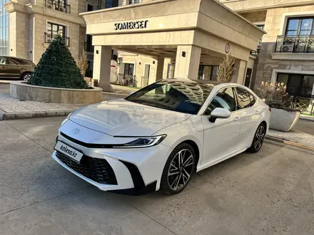 Toyota Camry 2025 года за 17 300 000 тг. в Атырау – фото 2