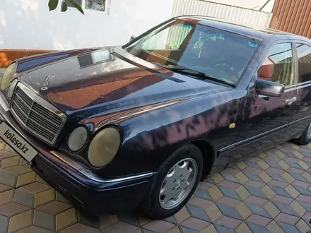 Mercedes-Benz E 200 1996 года за 2 100 000 тг. в Алматы – фото 4