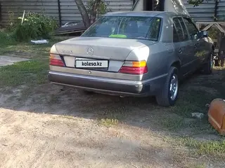 Mercedes-Benz E 230