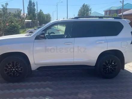 Toyota Land Cruiser Prado 2023 года за 28 200 000 тг. в Актобе – фото 3