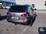 Volkswagen Touareg 2008 года за 7 900 000 тг. в Алматы – фото 2