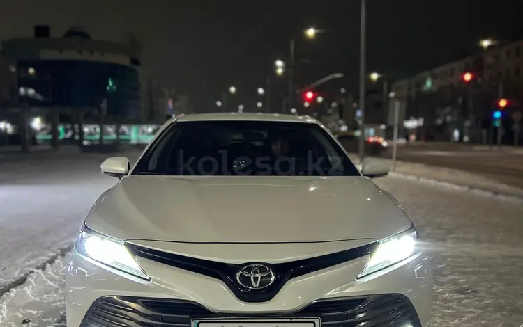 Toyota Camry 2018 года за 15 500 000 тг. в Атырау