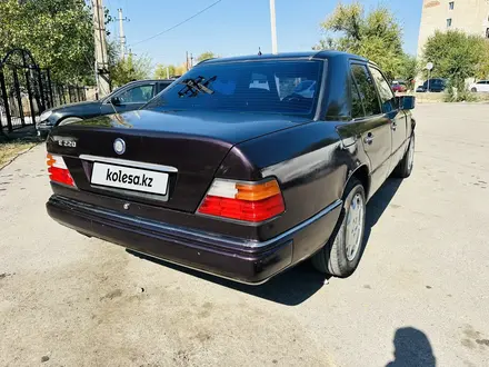 Mercedes-Benz E 220 1994 года за 1 600 000 тг. в Алматы – фото 4