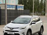 Toyota RAV4 2019 года за 14 900 000 тг. в Актобе