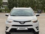 Toyota RAV4 2019 года за 14 550 000 тг. в Актобе – фото 3