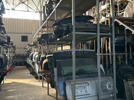 Крышка от багажника (задний капот, пятый дверь) на Land Rover за 2 026 тг. в Актау – фото 3