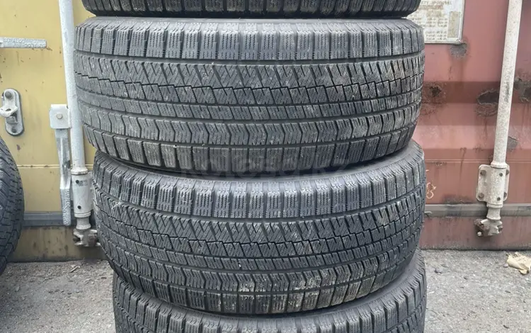 СВЕЖЕДОСТАВЛЕННАЯ ЗИМНЯЯ РЕЗИНА BRIDGESTONE 235.50.18 за 150 000 тг. в Алматы