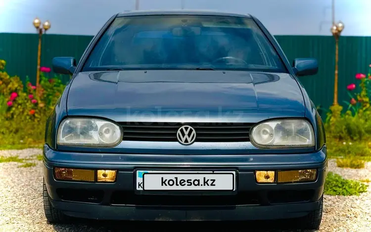 Volkswagen Golf 1996 годаүшін1 800 000 тг. в Алматы