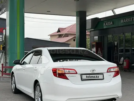 Toyota Camry 2014 года за 7 650 000 тг. в Шымкент – фото 2