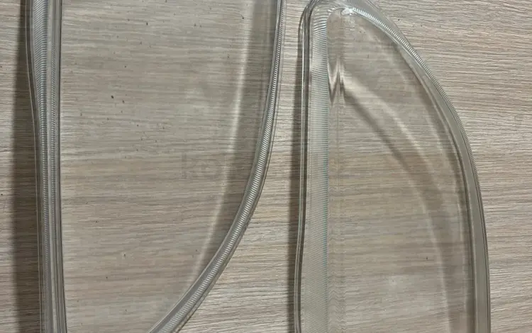 Стекло на фару — Toyota Avensis 2000-2003 рестайлинг за 4 500 тг. в Алматы