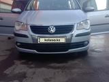 Volkswagen Touran 2010 годаүшін2 200 000 тг. в Петропавловск