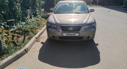Hyundai Sonata 2006 года за 3 300 000 тг. в Актобе – фото 2