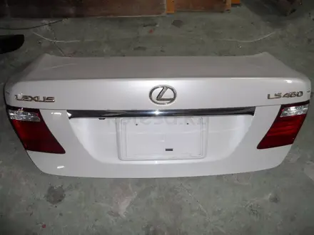 Крышка багажника Lexus LS460.64401-50270 за 1 000 тг. в Алматы