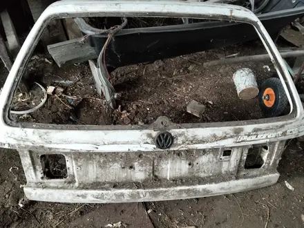 Крышку багажника Volkswagen Passat универсалКрышка багажника б/у за 25 000 тг. в Петропавловск