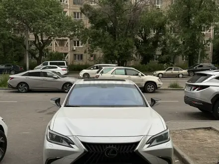 Lexus ES 250 2022 года за 26 000 000 тг. в Алматы