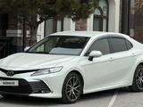 Toyota Camry 2023 года за 16 150 000 тг. в Шымкент