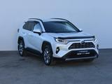 Toyota RAV4 2021 года за 15 500 000 тг. в Атырау – фото 3