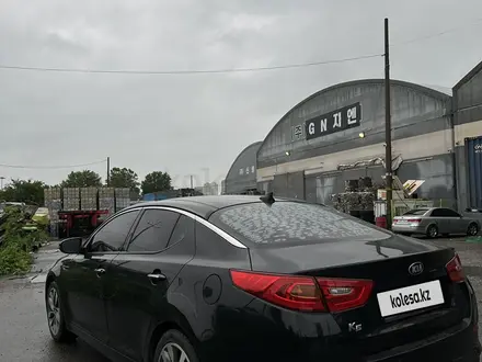 Kia K5 2014 года за 8 500 000 тг. в Алматы – фото 16