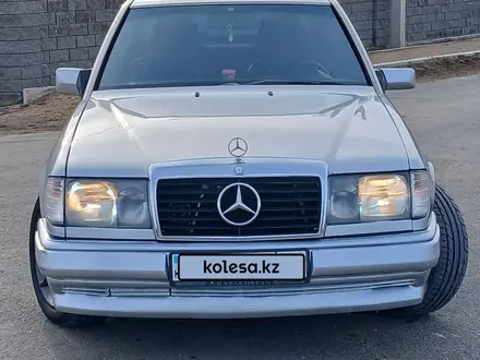 Mercedes-Benz E 200 1993 года за 2 300 000 тг. в Атырау – фото 2