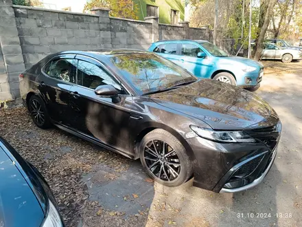 Toyota Camry 2022 года за 16 500 000 тг. в Алматы – фото 2