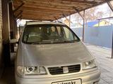 SEAT Alhambra 1999 года за 3 000 000 тг. в Уральск – фото 2