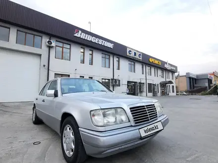 Mercedes-Benz E 220 1994 года за 3 800 000 тг. в Шымкент – фото 3