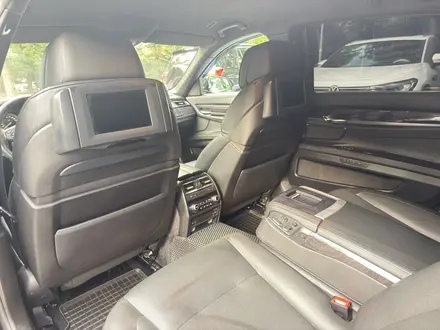 BMW 750 2012 года за 13 000 000 тг. в Алматы – фото 14