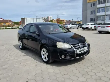 Volkswagen Jetta 2006 года за 3 500 000 тг. в Караганда – фото 2