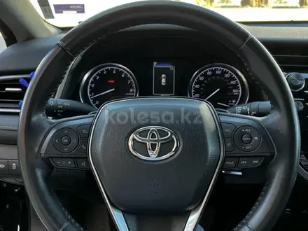 Toyota Camry 2018 года за 11 800 000 тг. в Атырау – фото 13