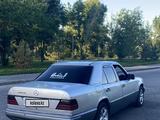 Mercedes-Benz E 200 1992 годаүшін1 200 000 тг. в Сарканд – фото 2