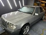 Mercedes-Benz E 220 1993 года за 1 950 000 тг. в Тараз – фото 2