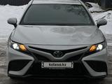 Toyota Camry 2022 года за 14 100 000 тг. в Уральск – фото 2