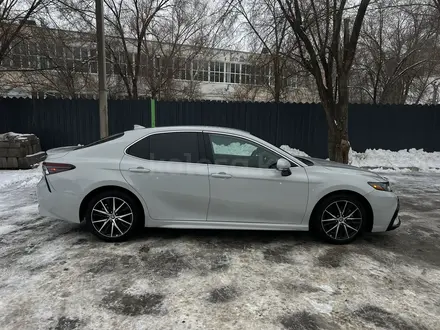 Toyota Camry 2022 года за 14 100 000 тг. в Уральск – фото 7