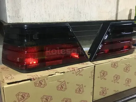 Задние фонари на Mercedes Benz 124 кузов темные под ешку! за 15 000 тг. в Алматы – фото 2