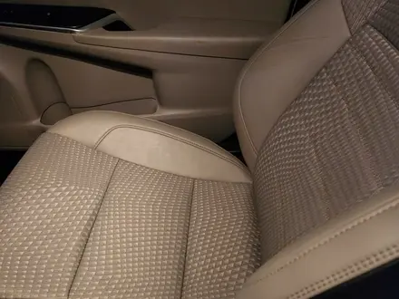 Toyota Camry 2015 года за 6 500 000 тг. в Уральск – фото 2