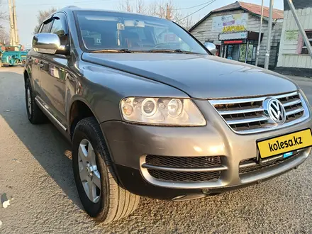Volkswagen Touareg 2004 года за 4 600 000 тг. в Алматы – фото 3