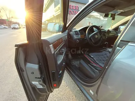 Volkswagen Touareg 2004 года за 4 600 000 тг. в Алматы – фото 6