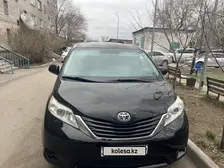 Toyota Sienna, 2011