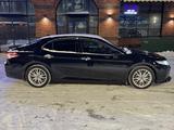 Toyota Camry 2019 года за 14 500 000 тг. в Астана – фото 2