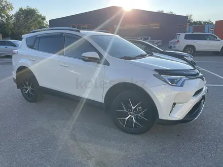 Toyota RAV4 2018 года за 12 200 000 тг. в Астана – фото 2