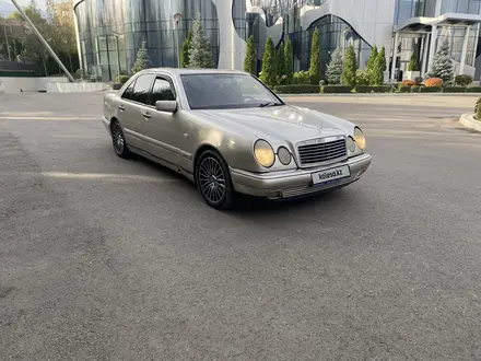 Mercedes-Benz E 240 1999 года за 2 750 000 тг. в Алматы – фото 2