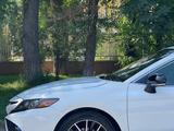 Toyota Camry 2021 годаfor13 000 000 тг. в Тараз – фото 3