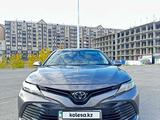 Toyota Camry 2020 года за 13 000 000 тг. в Атырау