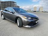 Toyota Camry 2020 года за 13 000 000 тг. в Атырау – фото 2