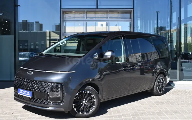 Hyundai Staria Luxe 2023 года за 19 390 000 тг. в Астана