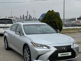Lexus ES 300h 2018 года за 13 500 000 тг. в Алматы