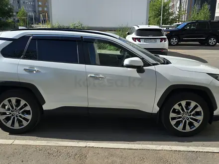 Toyota RAV4 2021 года за 18 550 000 тг. в Астана – фото 3