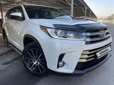 Toyota Highlander 2019 года за 22 900 000 тг. в Алматы – фото 3