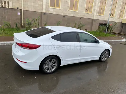 Hyundai Elantra 2017 года за 5 100 000 тг. в Уральск – фото 3