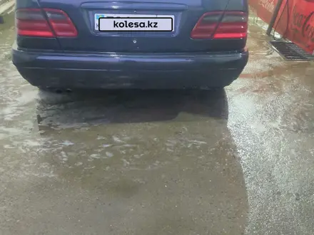 Mercedes-Benz E 240 1998 года за 2 100 000 тг. в Семей – фото 10